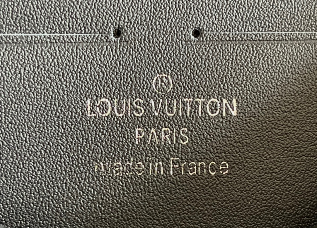 l**is V*t*n s lock a4 pouch