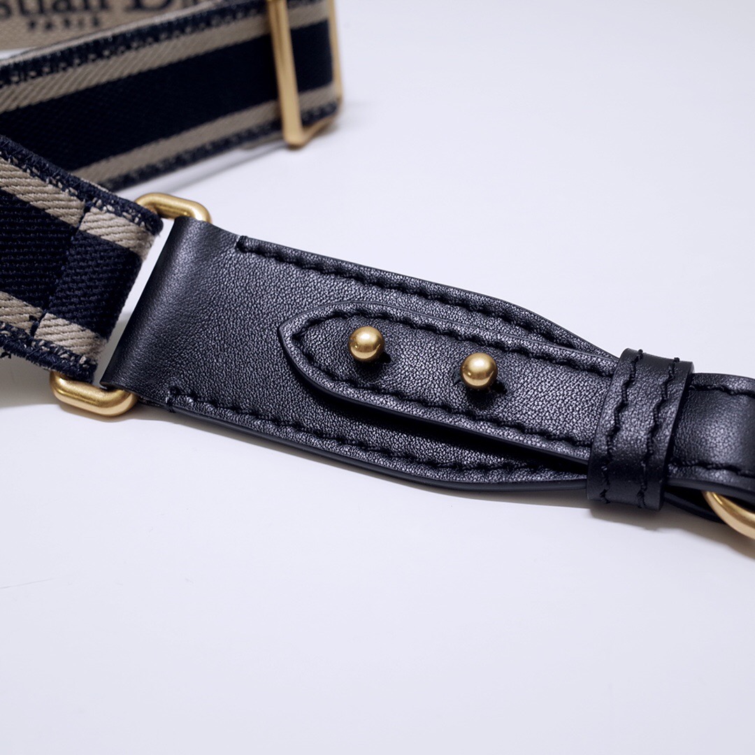 D*or shoulder strap