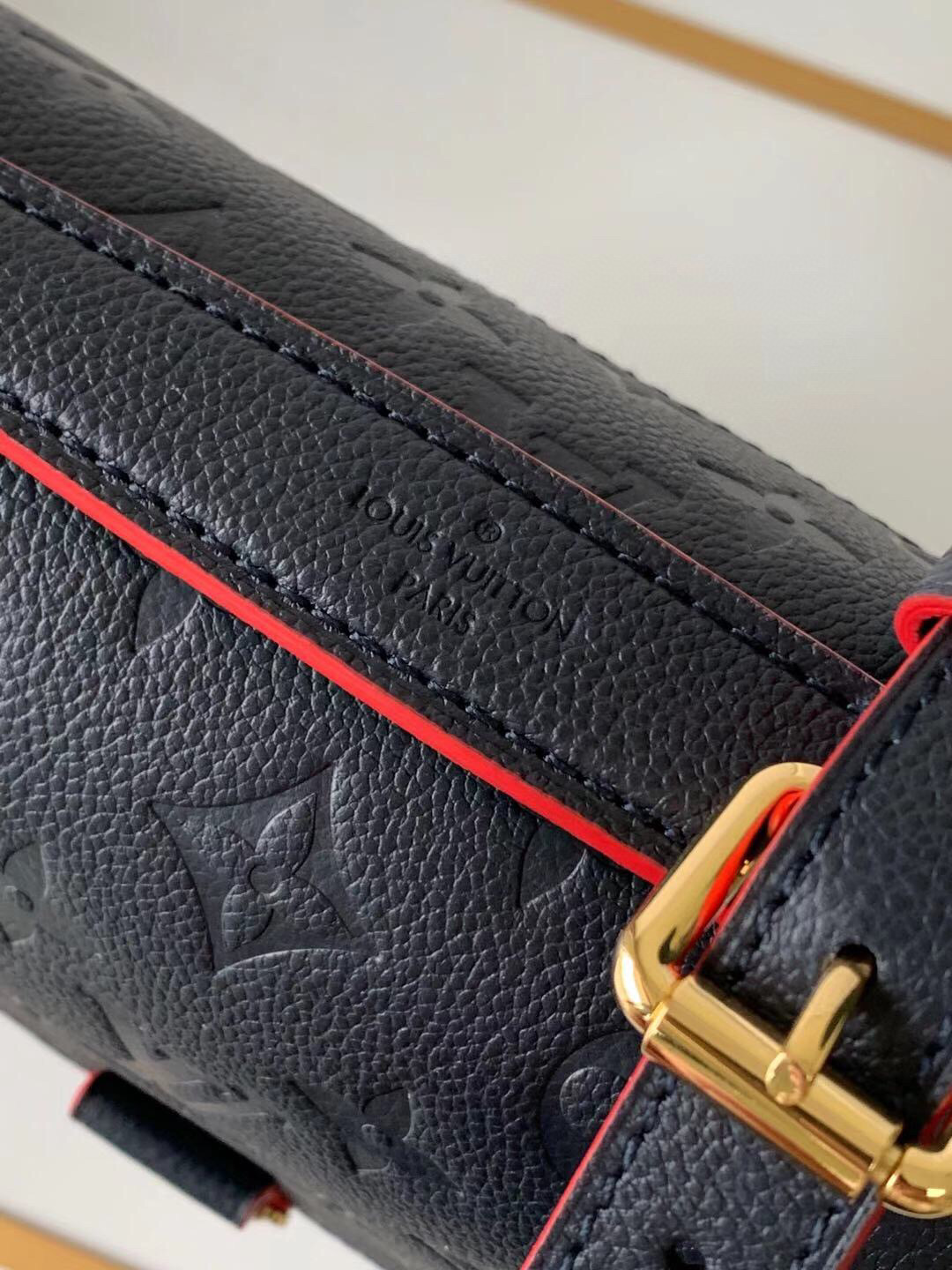 l**is V*t*n pochette metis