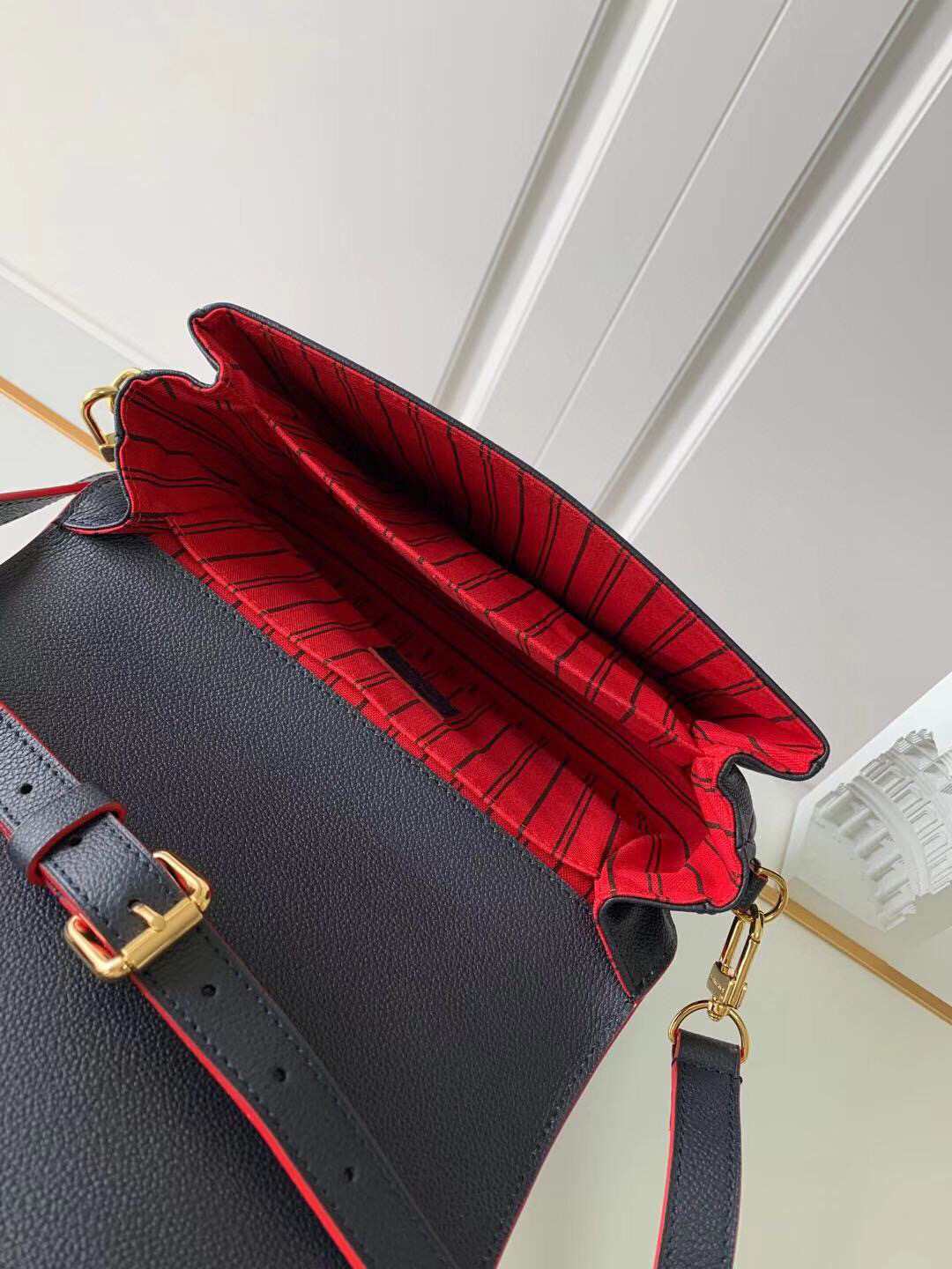 l**is V*t*n pochette metis