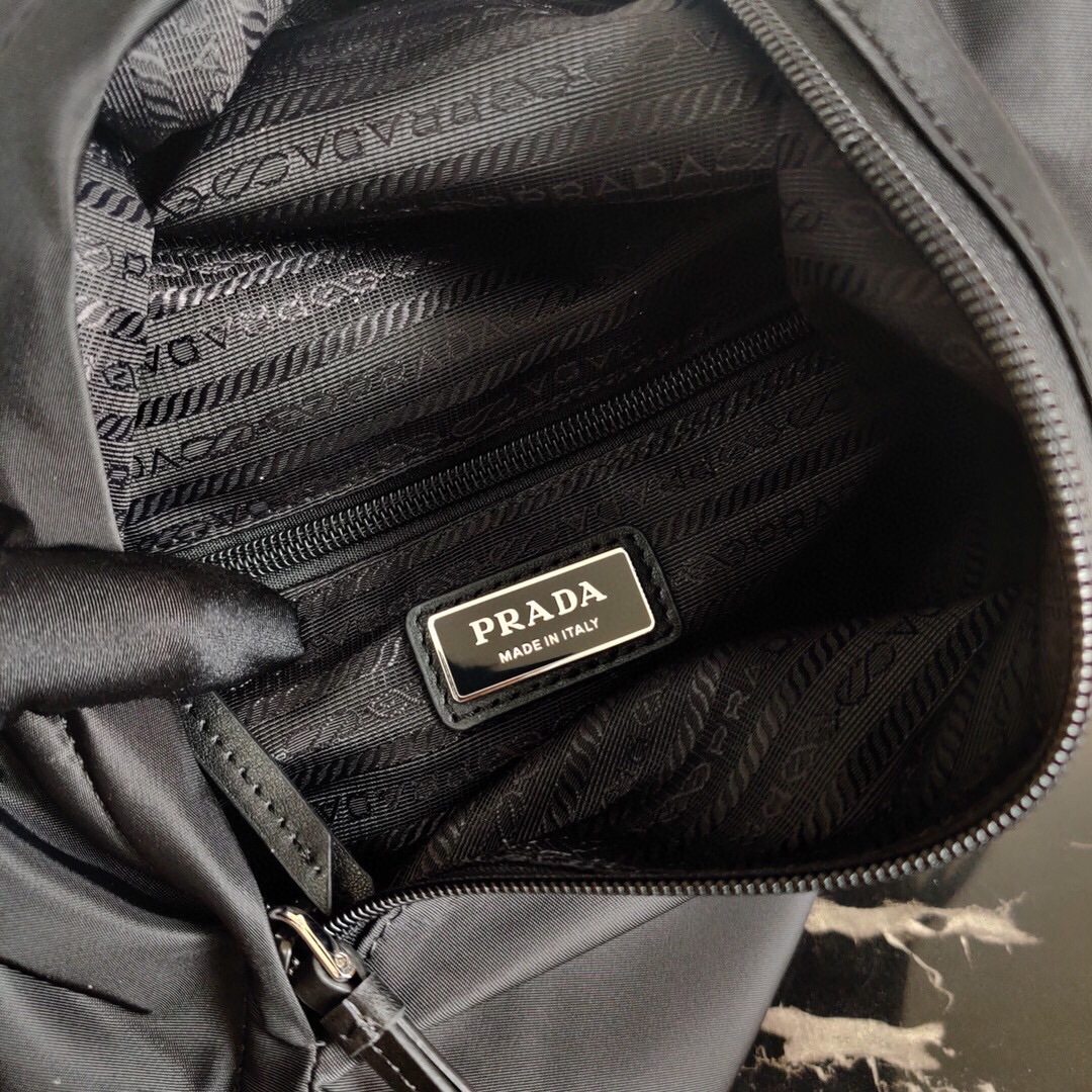 Pra*a chest bag
