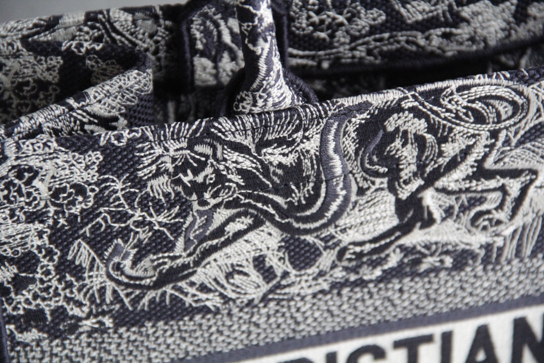 D*or book tote