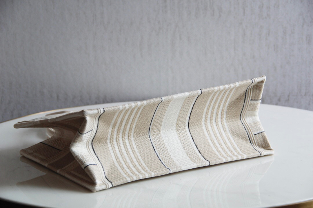 D*or book tote