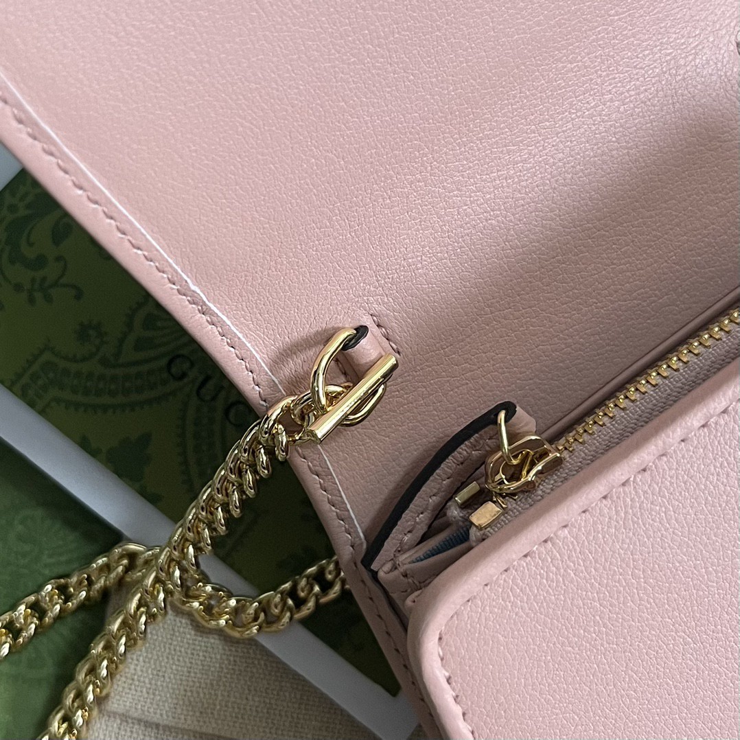 G*u*i blondie medium chain wallet