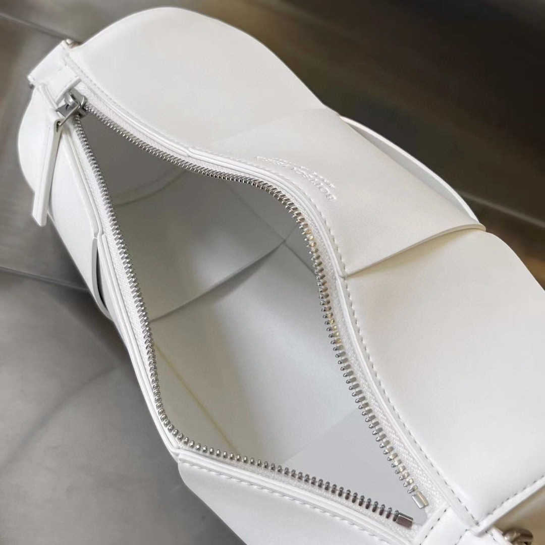 bo*te*ga Ve*ne*ta bv medium canette bag
