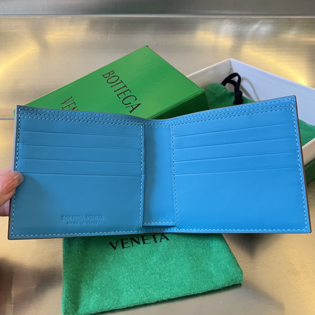 bo*te*ga Ve*ne*ta intrecciato bi-fold wallet