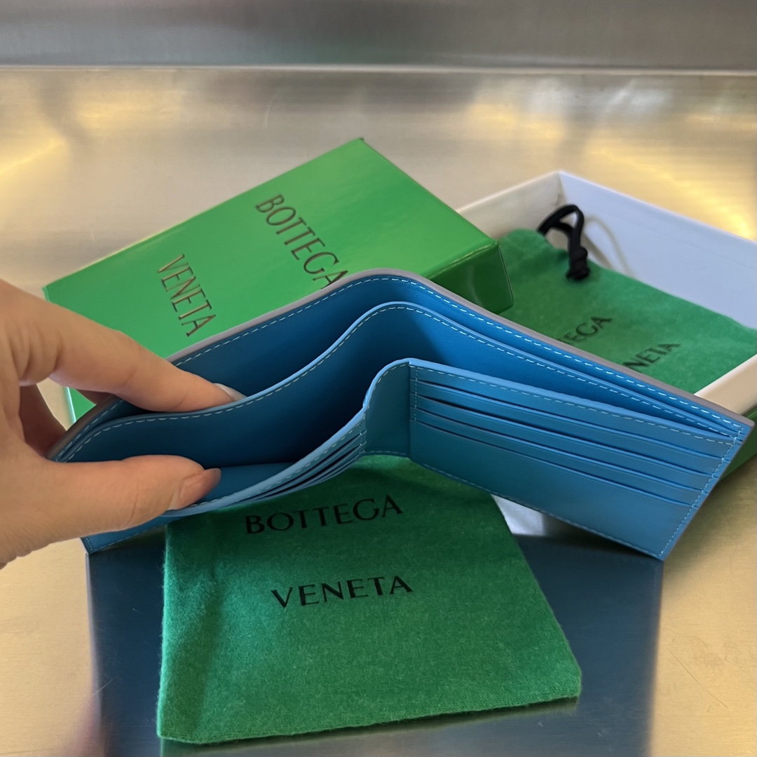 bo*te*ga Ve*ne*ta intrecciato bi-fold wallet