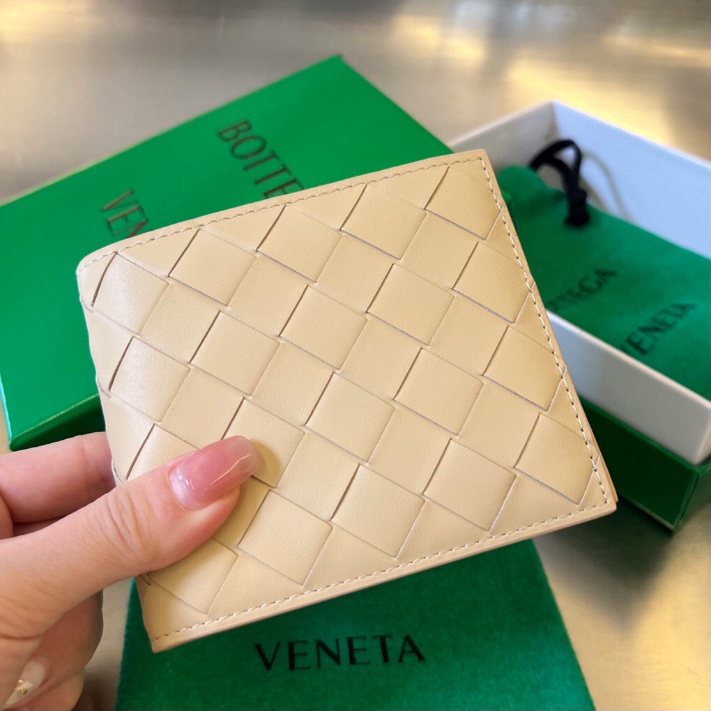 bo*te*ga Ve*ne*ta intrecciato bi-fold wallet