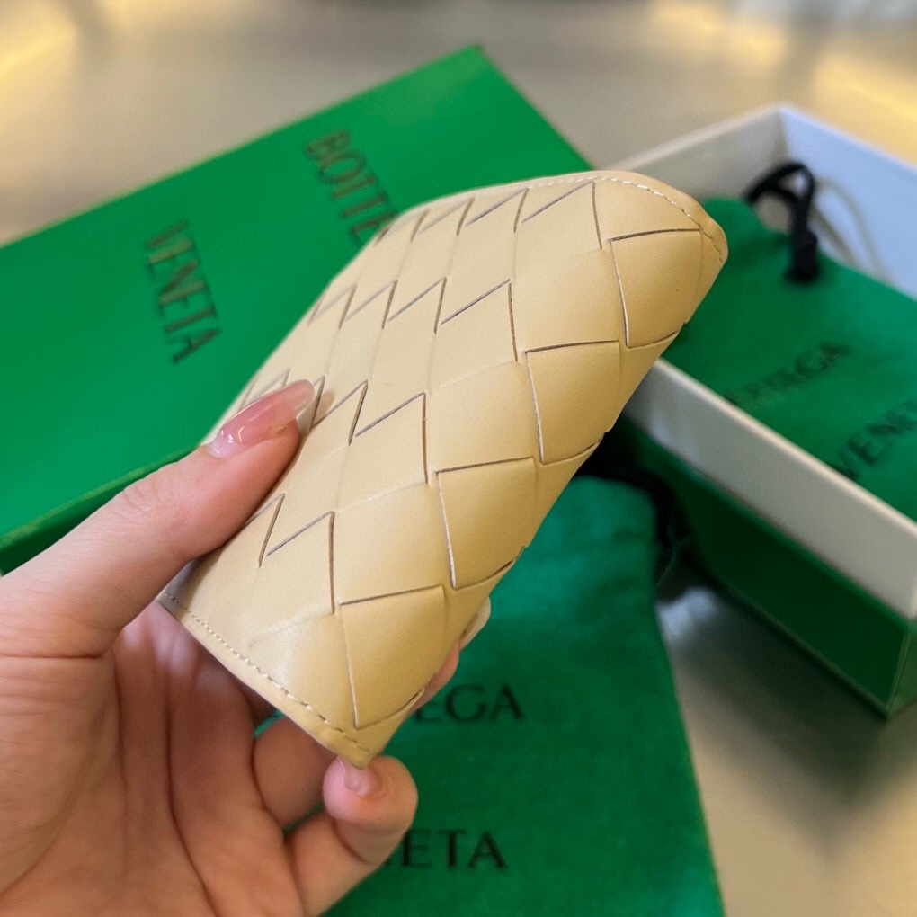 bo*te*ga Ve*ne*ta intrecciato bi-fold wallet