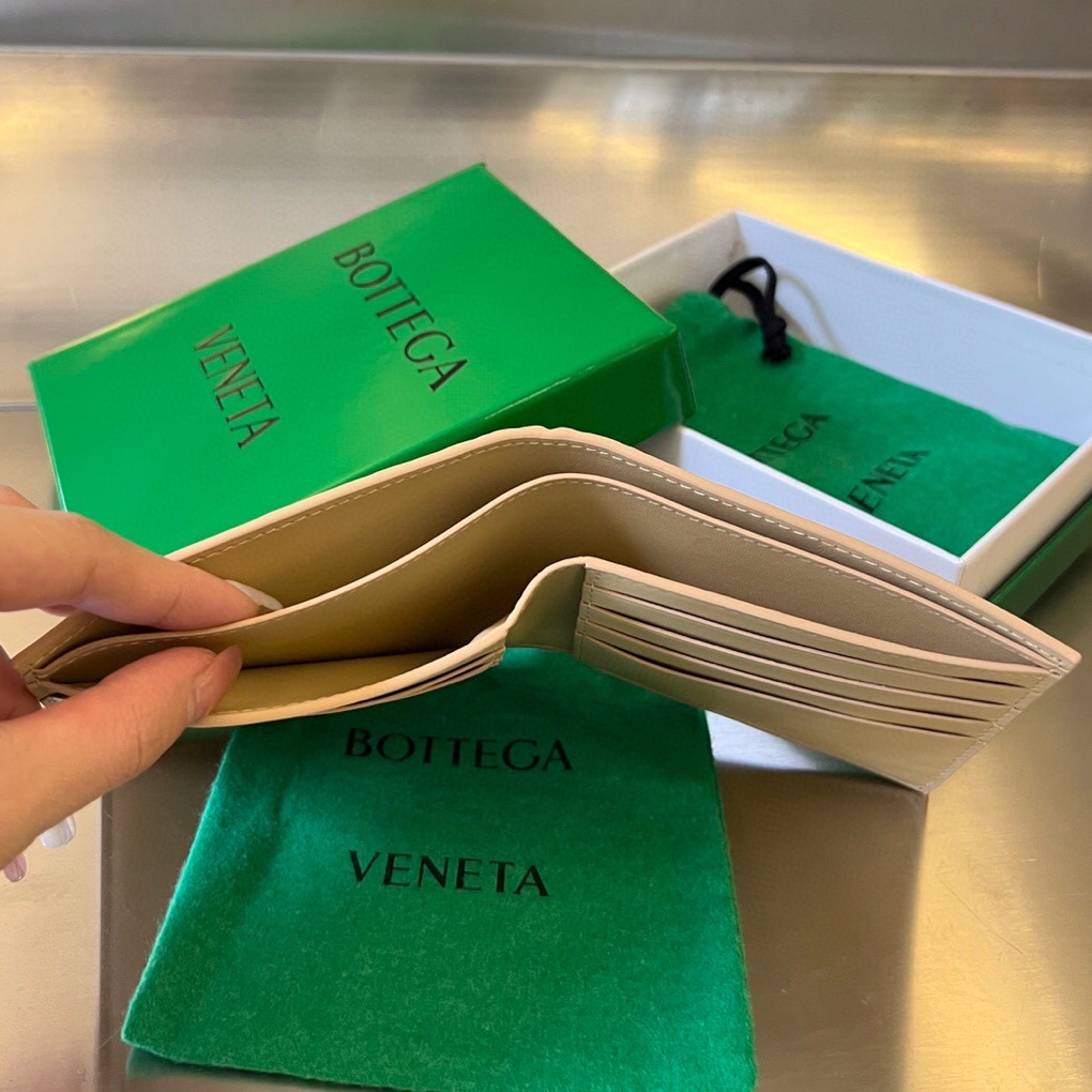 bo*te*ga Ve*ne*ta intrecciato bi-fold wallet