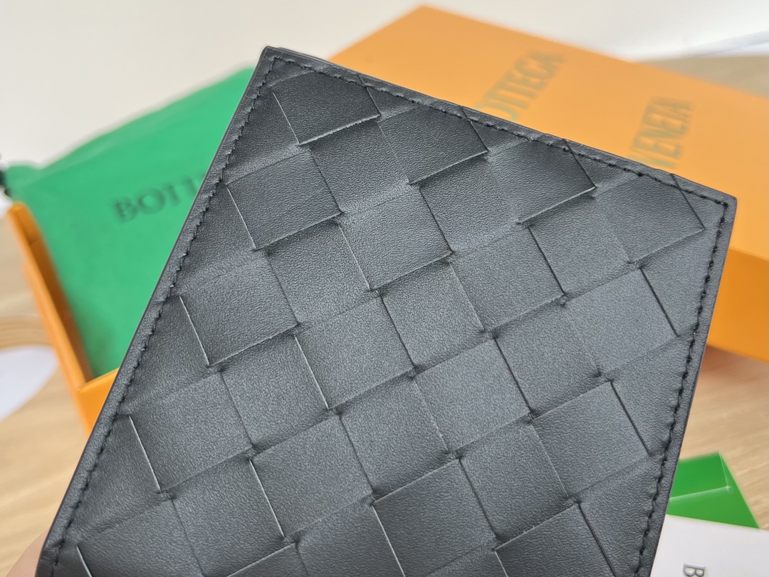 bo*te*ga Ve*ne*ta intrecciato bi-fold wallet