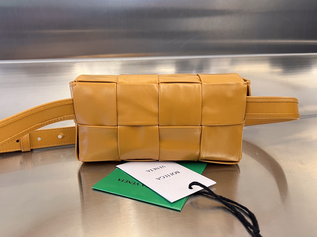 bo*te*ga Ve*ne*ta cassette waist bag
