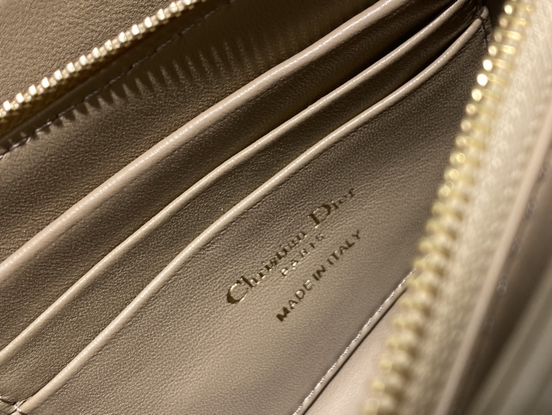 D*or caro zipped pouch with chain