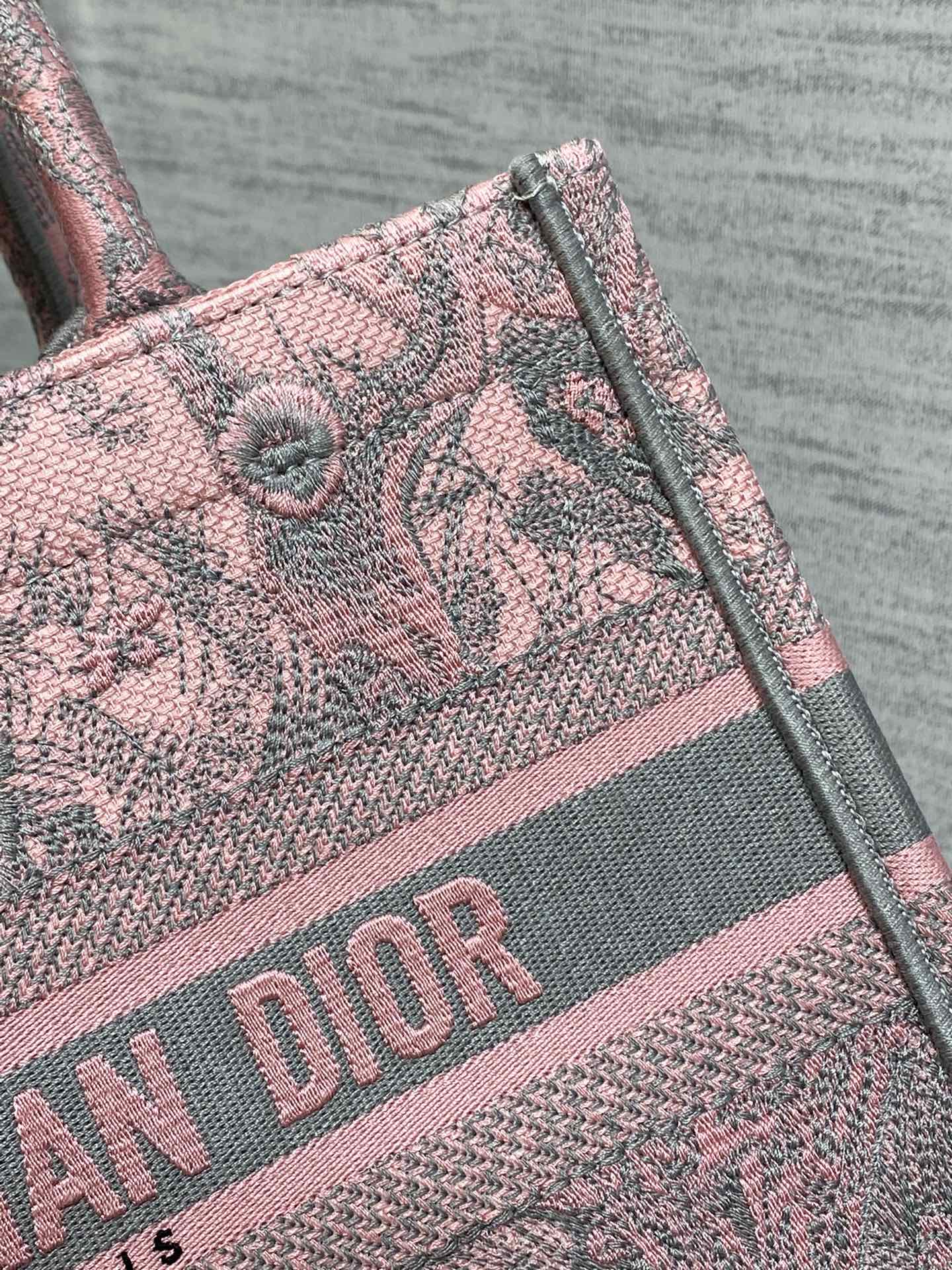 small D*or book tote
