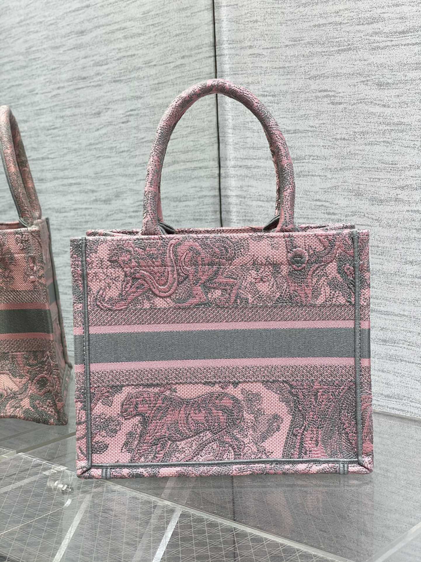 small D*or book tote