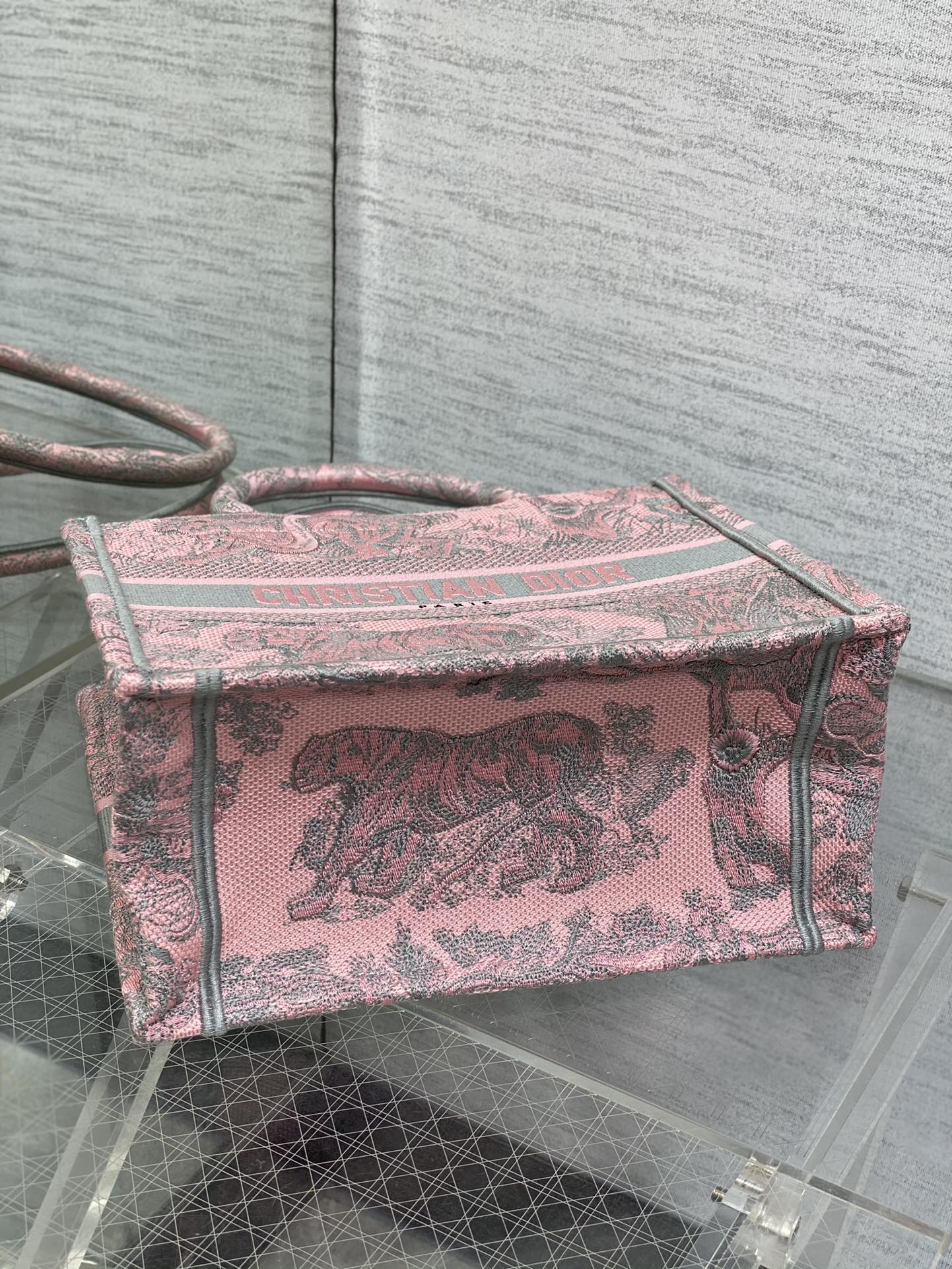 small D*or book tote