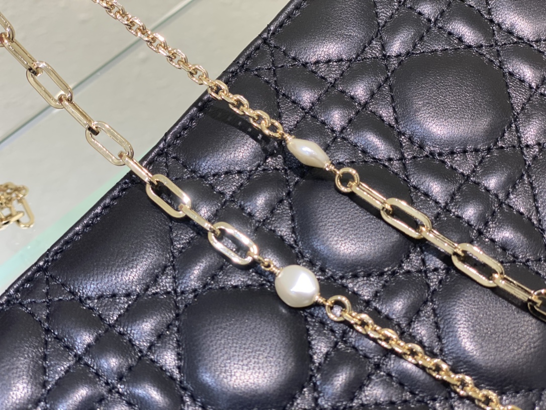 lady D*or chain pouch