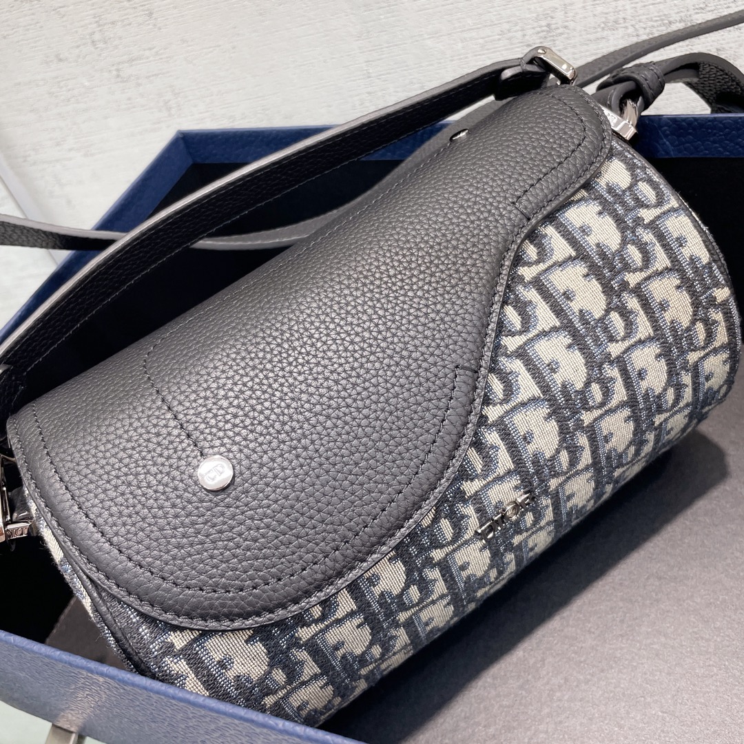 ROLLER MESSENGER BAG