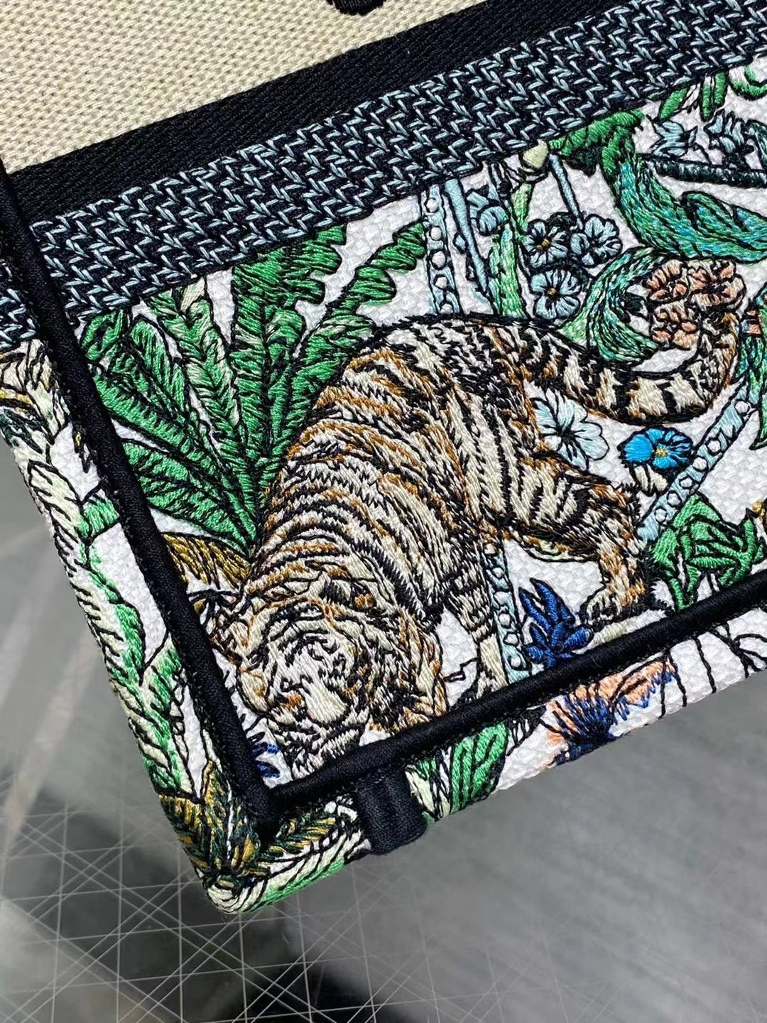 small D*or book tote