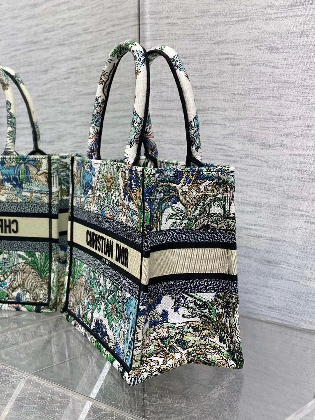 small D*or book tote