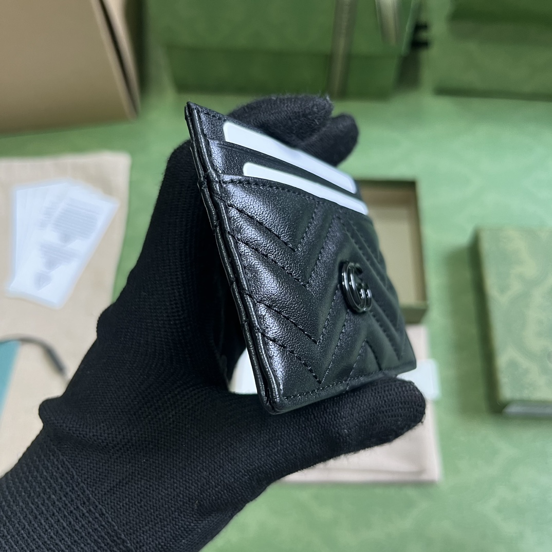 G*u*i card holder