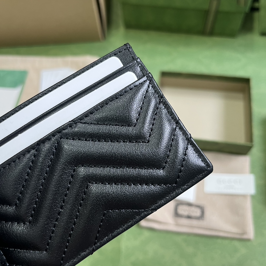 G*u*i card holder