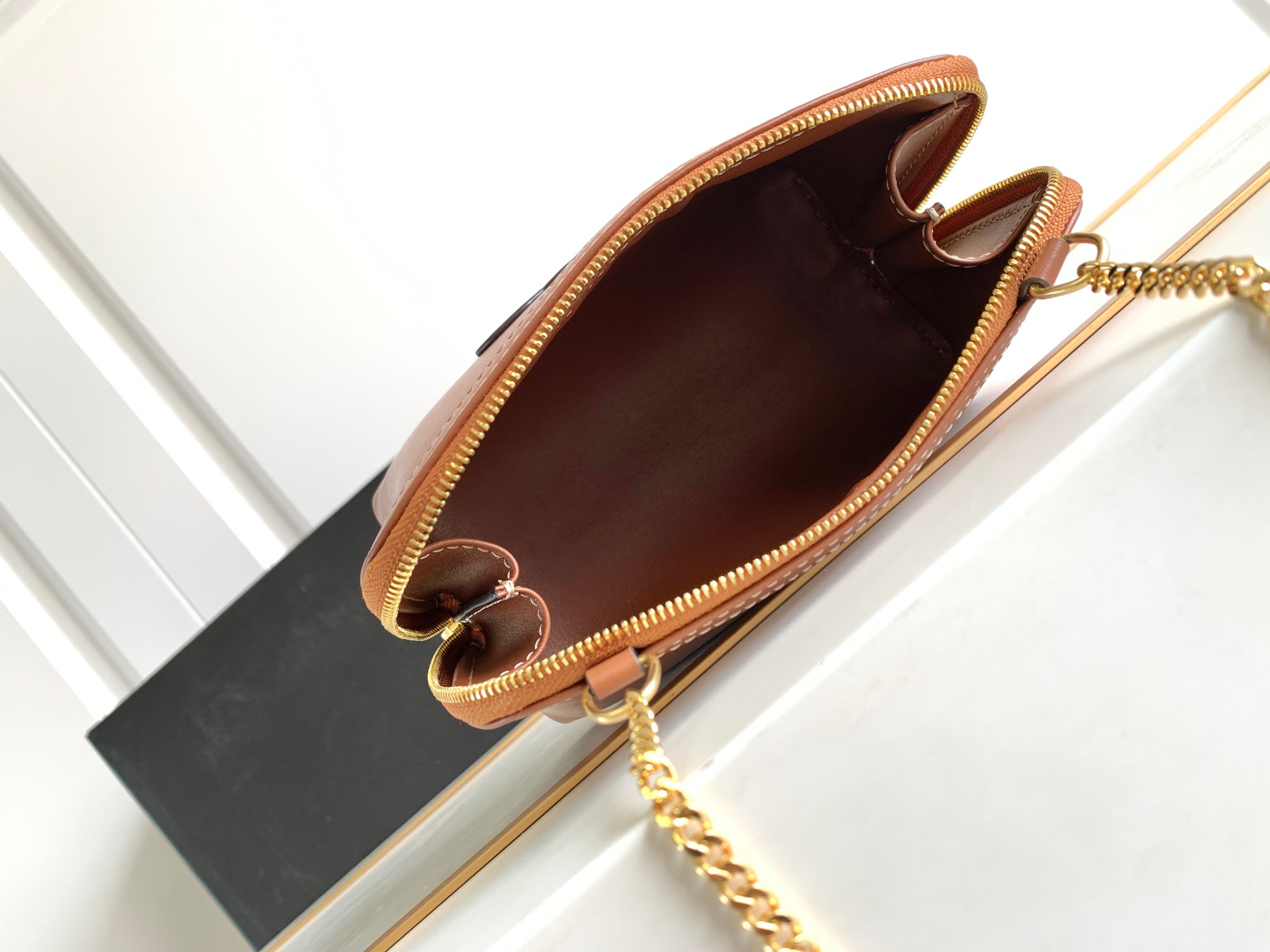 Ce**e clutch on chain cuir triomphe