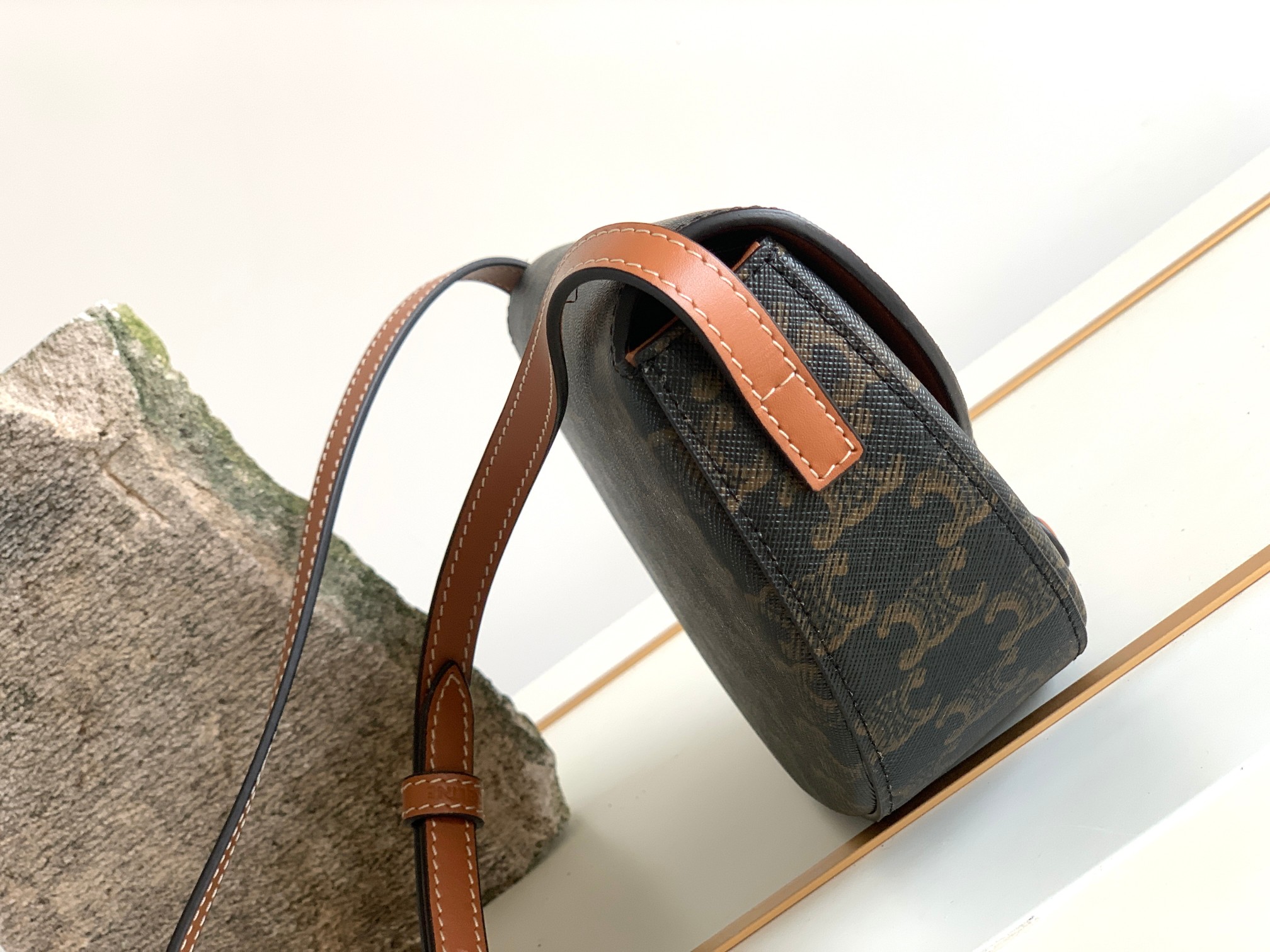 Ce**e besace cuir triomphe