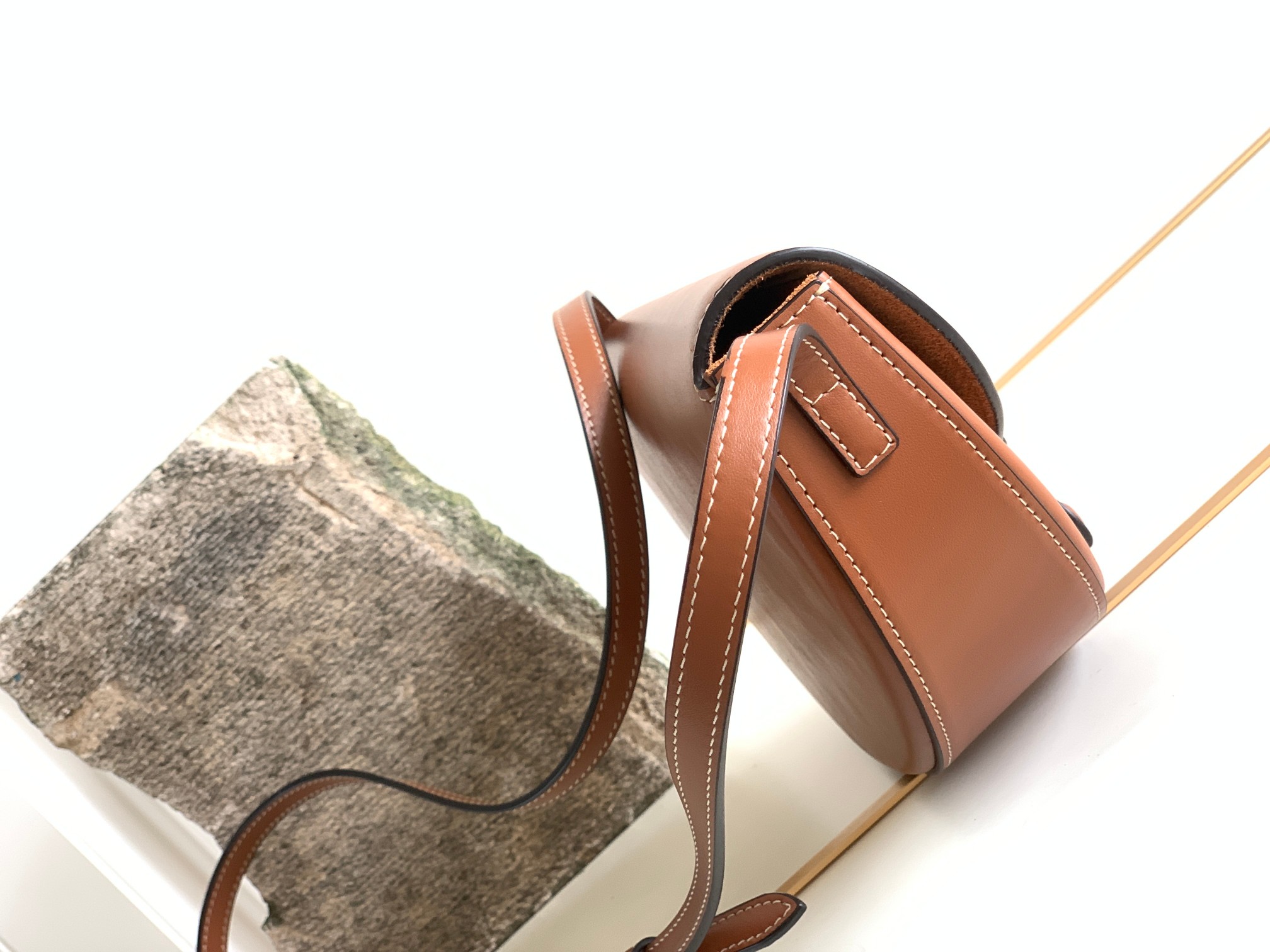 Ce**e besace cuir triomphe