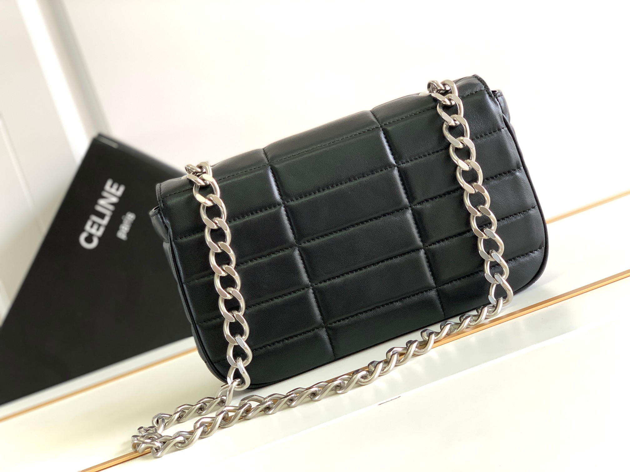 ce**e chain shoulder bag matelasse monoCh*0me