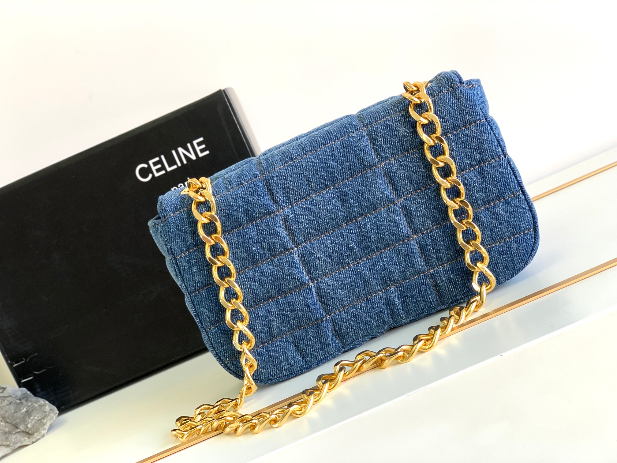 ce**e chain shoulder bag matelasse monoCh*0me