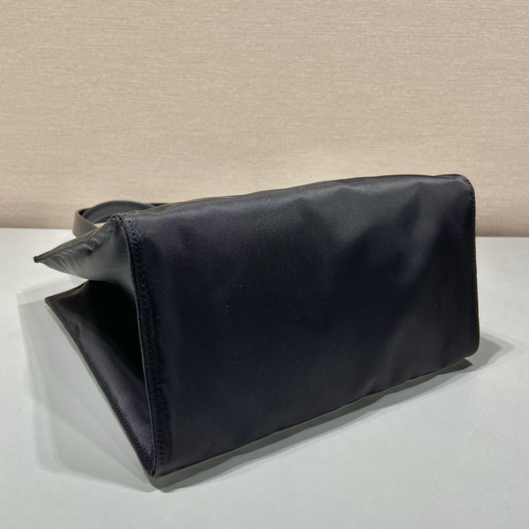Pra*a black re-nylon padded tote bag