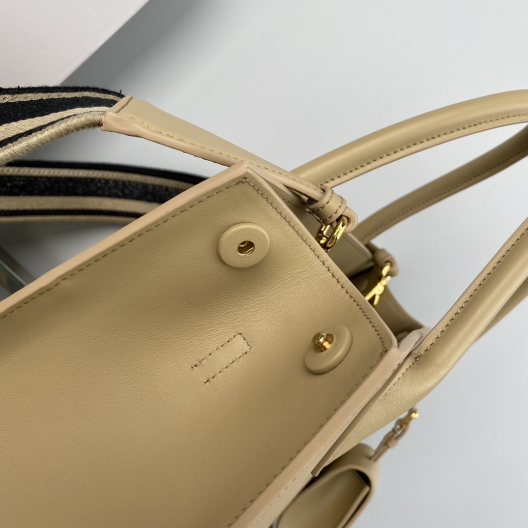 pra*a monoCh*0me medium saffiano bag