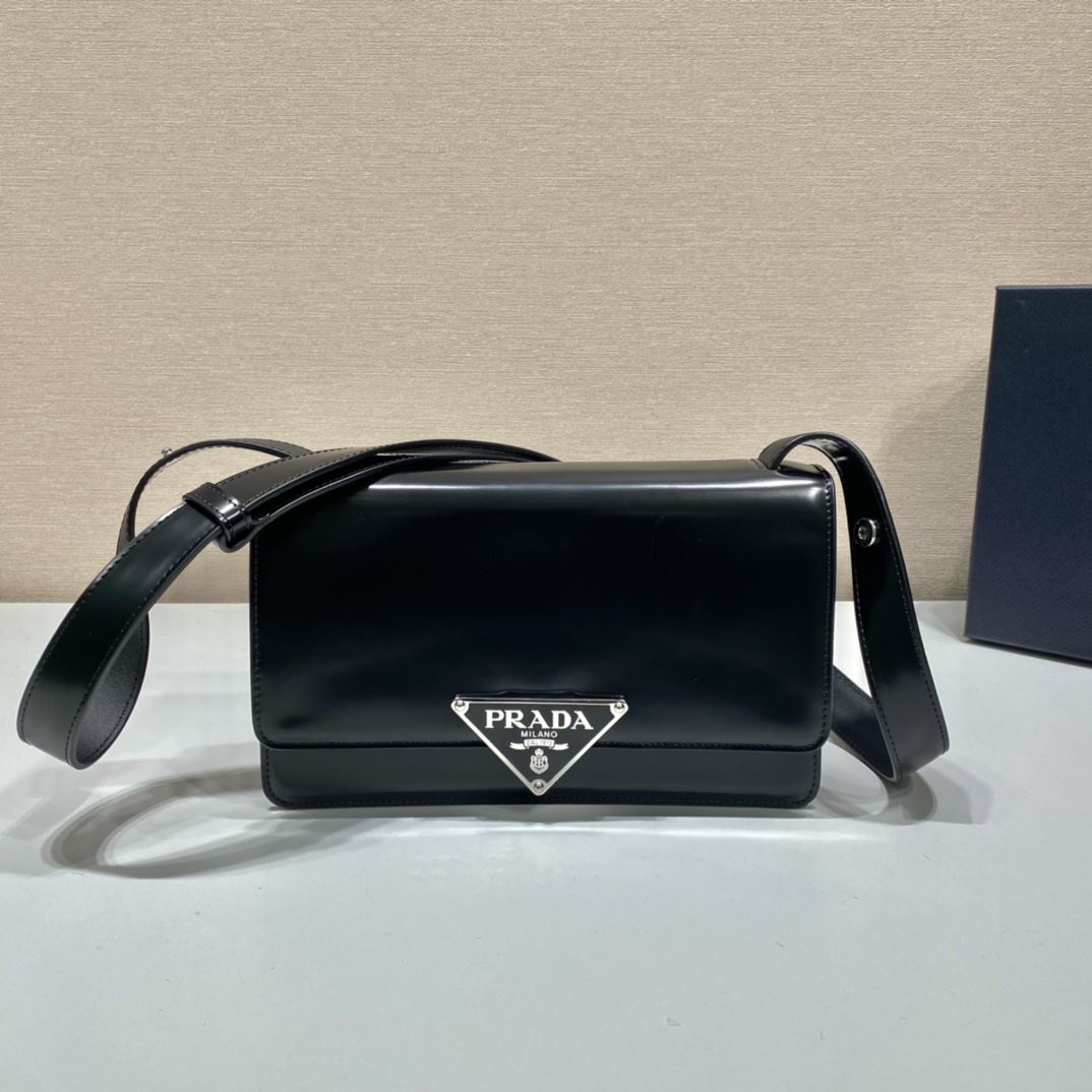 Pra*a emblème brushed-leather bag