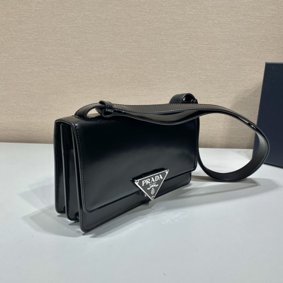 Pra*a emblème brushed-leather bag
