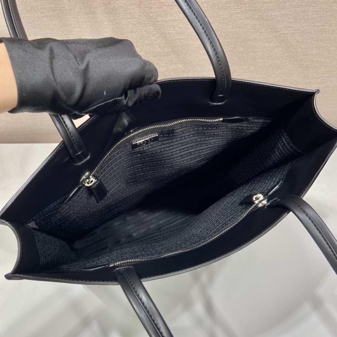 Pra*a leather tote bag