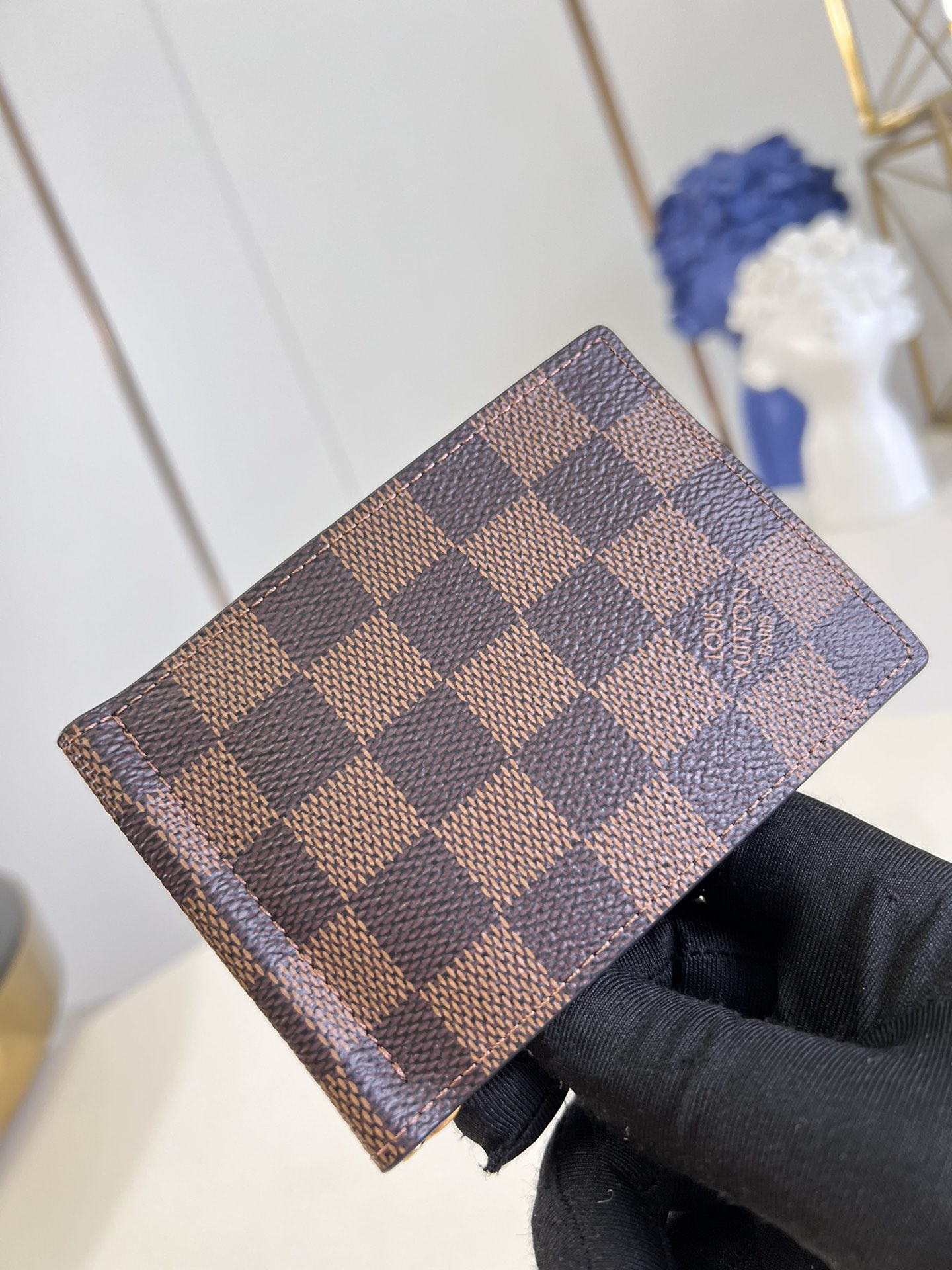 l**is V*t*n wallet