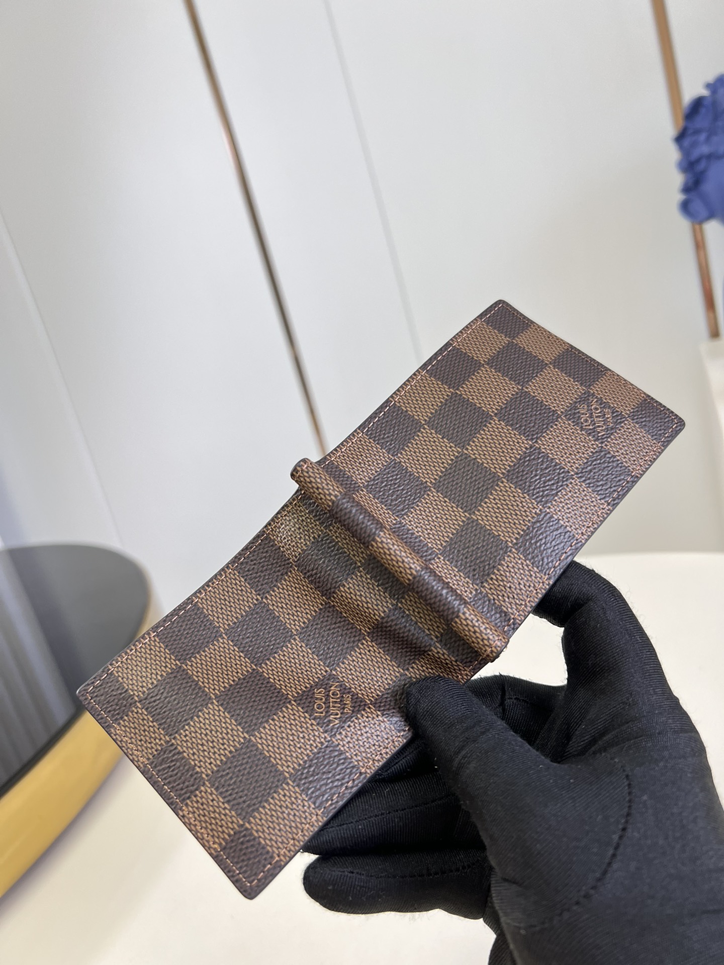 l**is V*t*n wallet