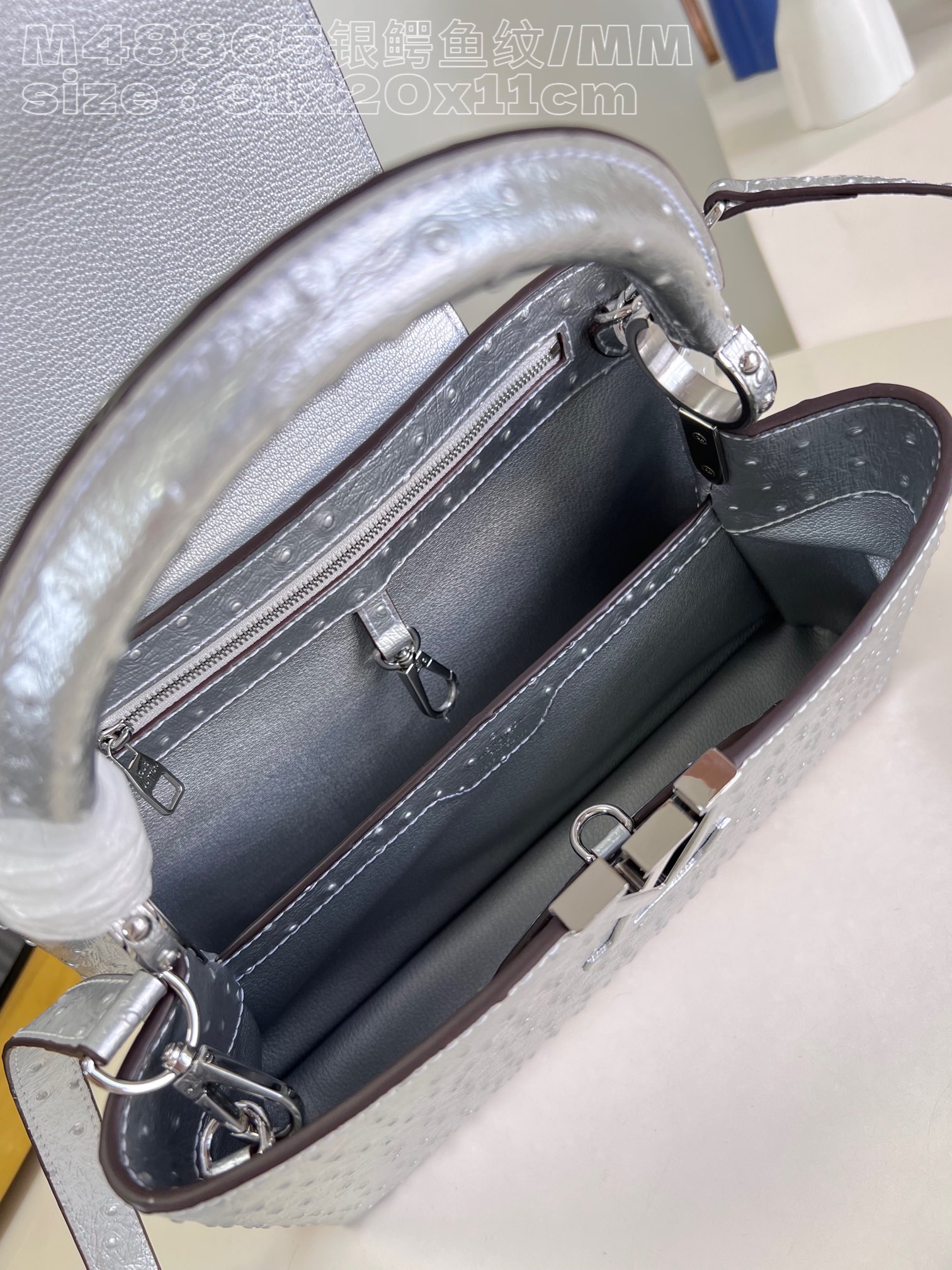 l**is V*t*n capucines mm medium  handbag