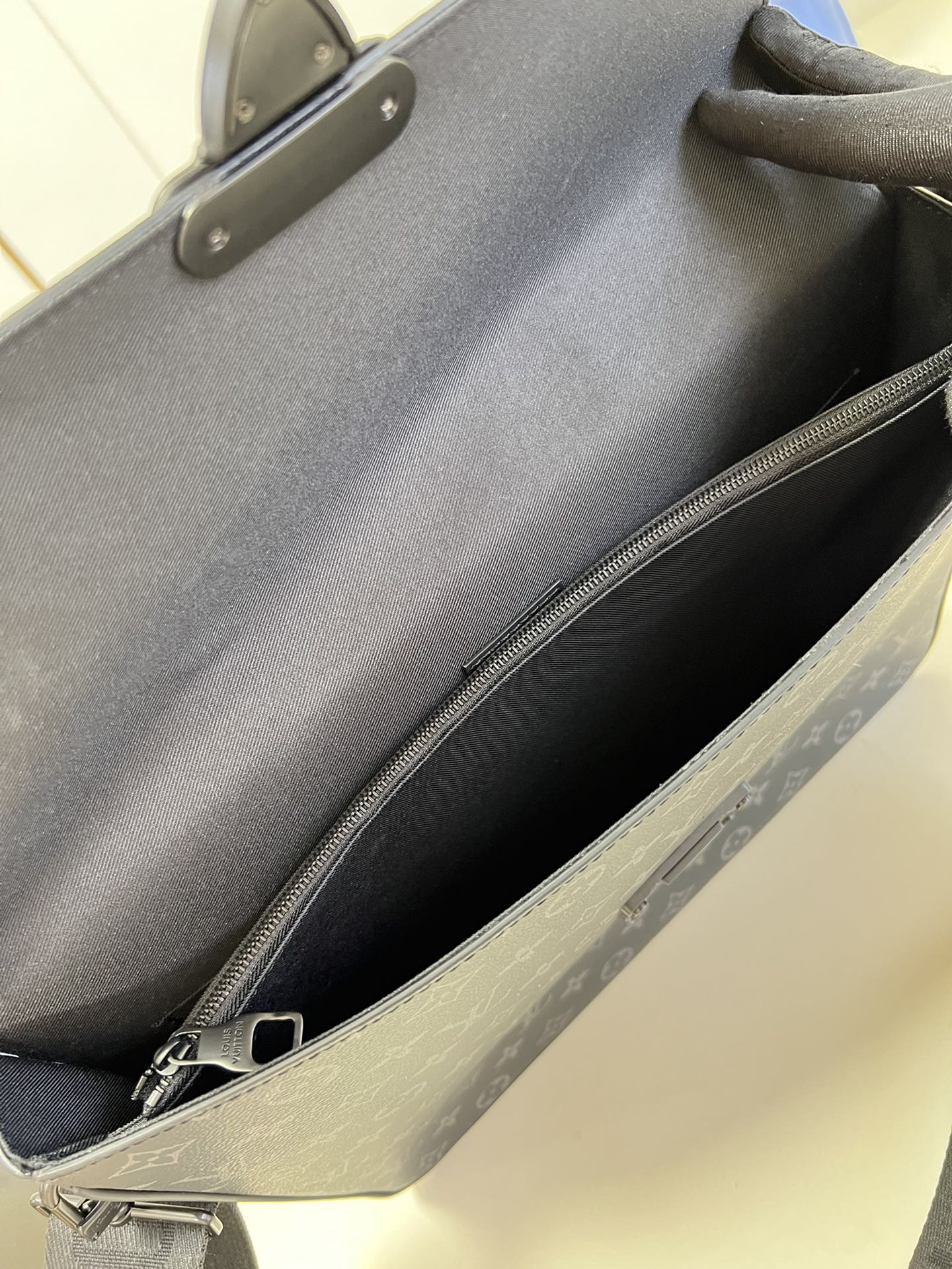 l**is V*t*n s lock briefcase