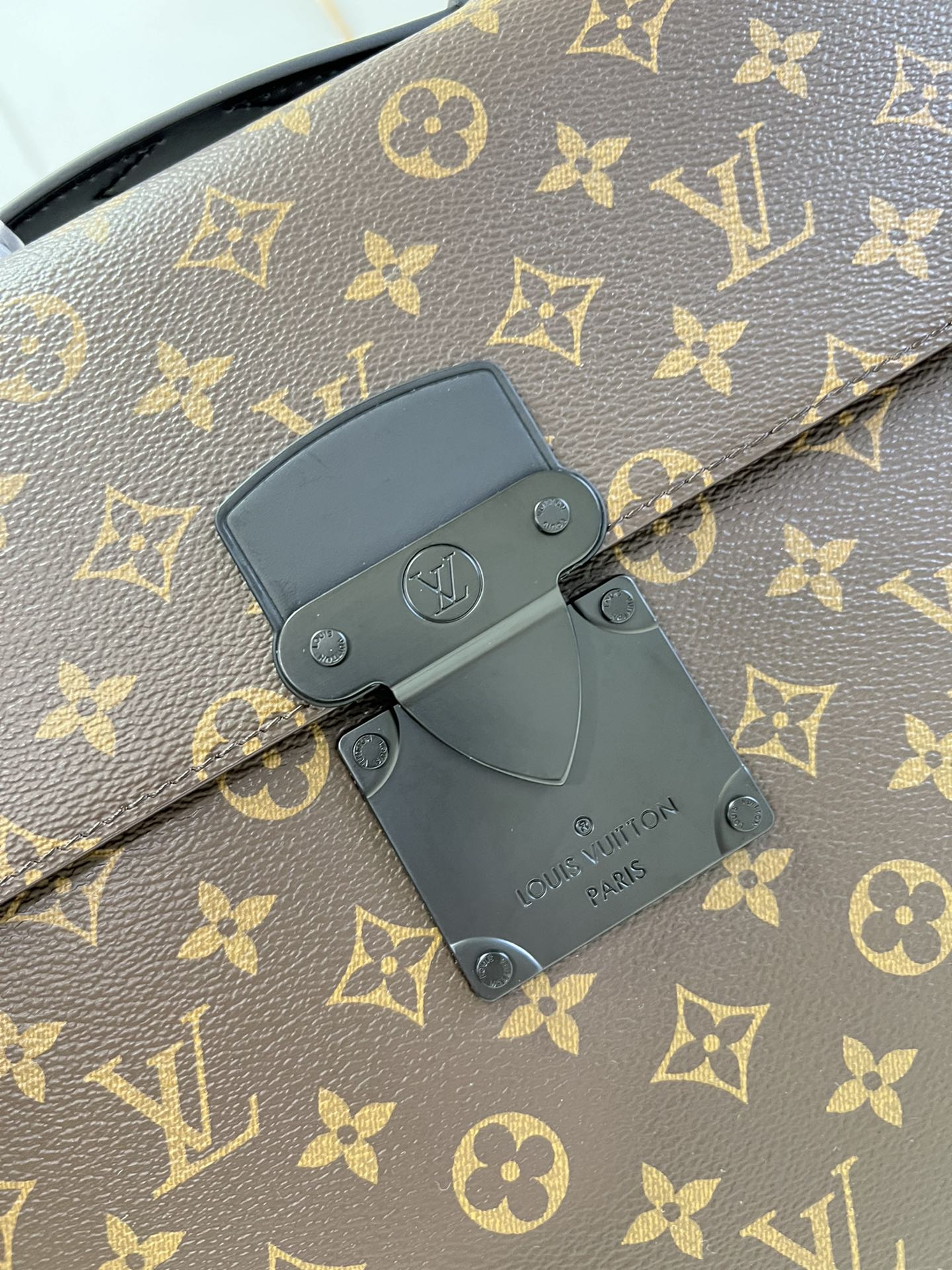 l**is V*t*n s lock briefcase