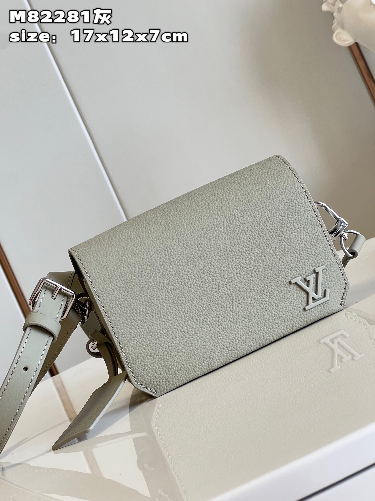 l**is V*t*n fastline wearable wallet