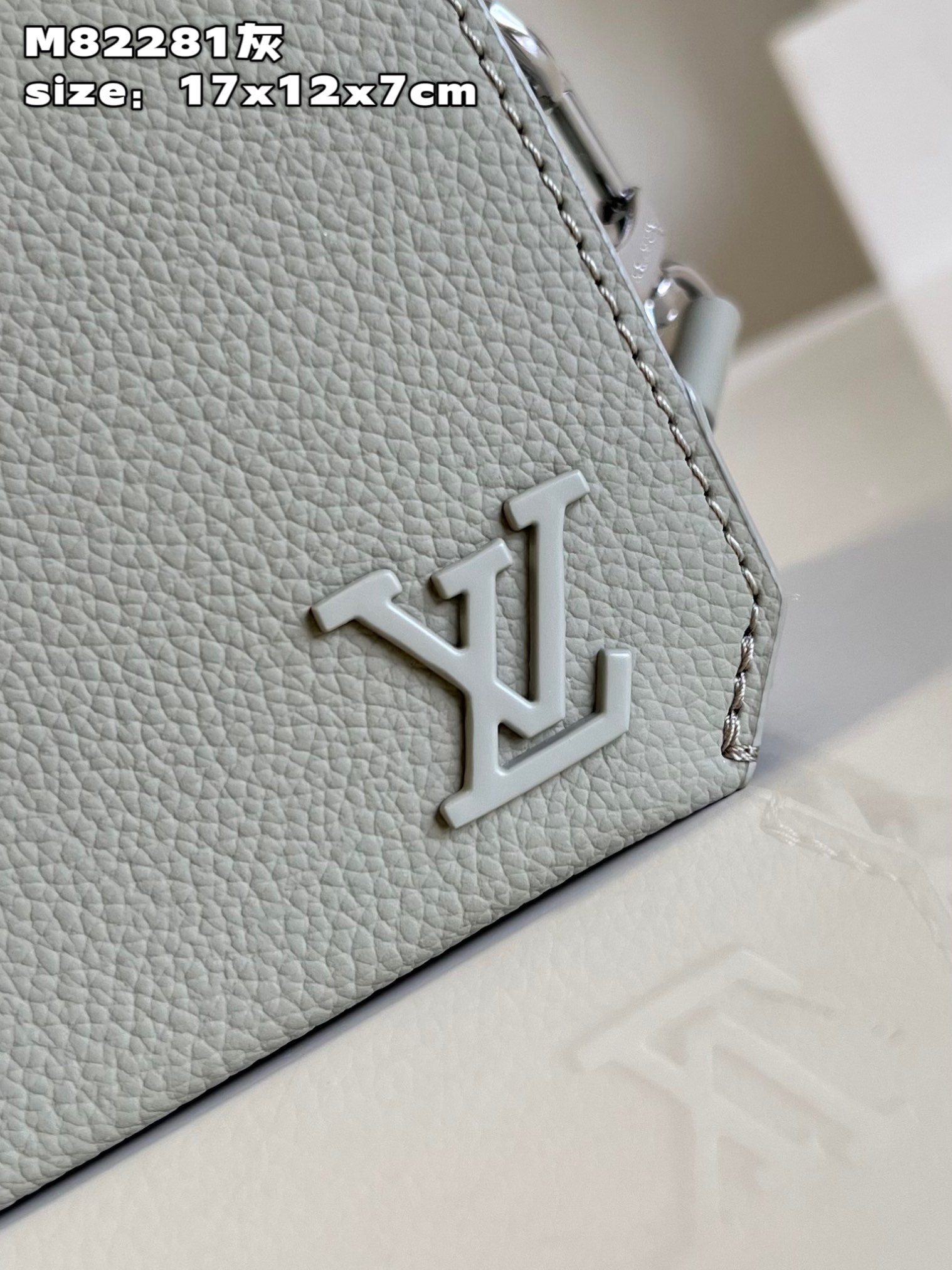 l**is V*t*n fastline wearable wallet