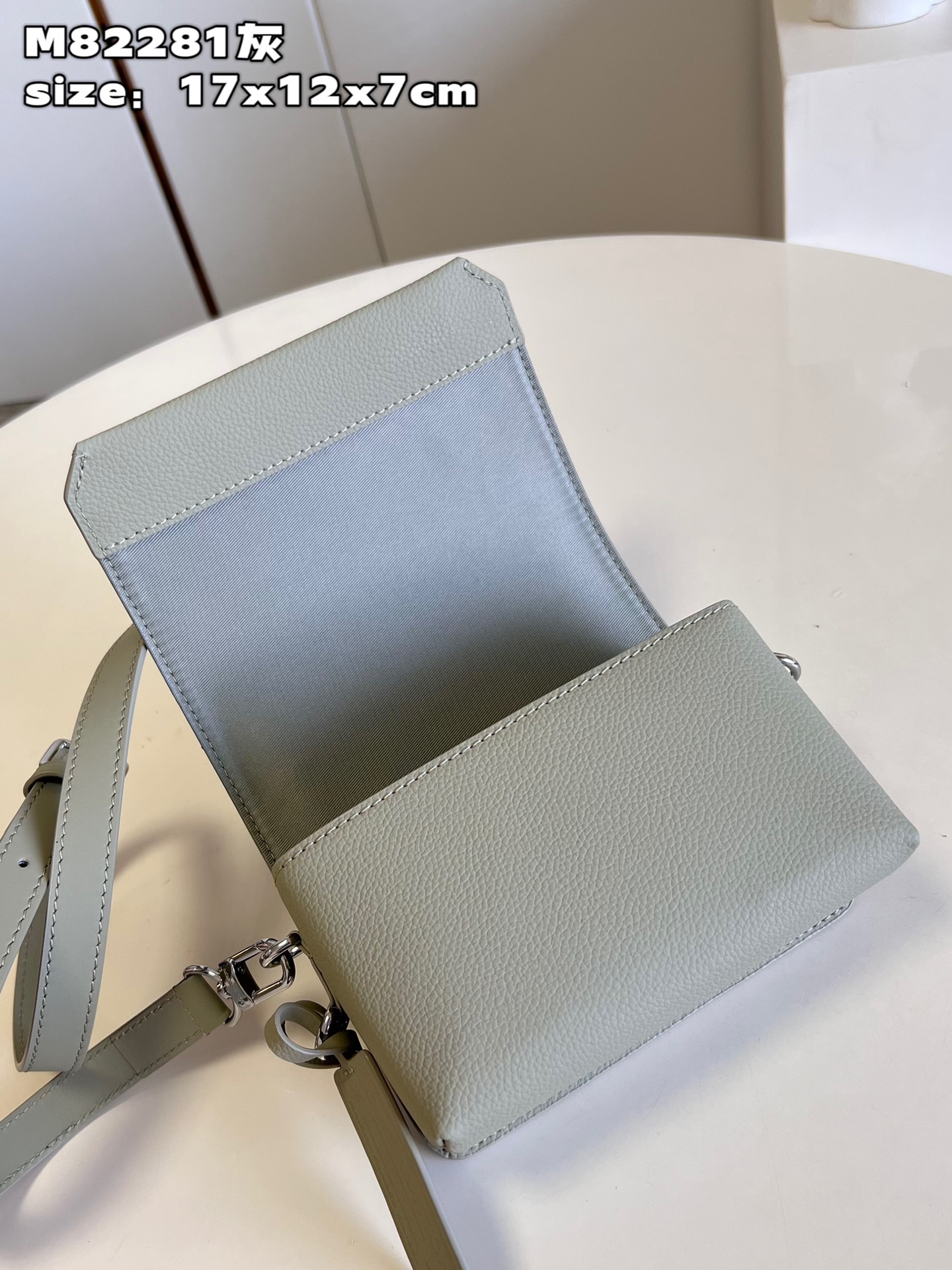 l**is V*t*n fastline wearable wallet