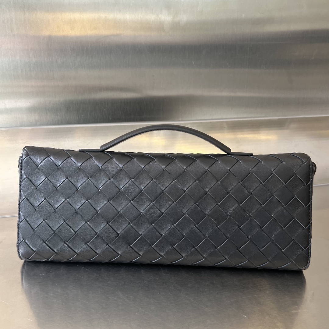 bo*te*ga Ve*ne*ta long clutch andiamo with handle
