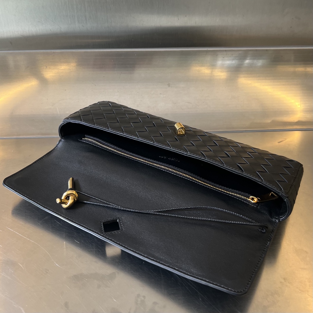 bo*te*ga Ve*ne*ta long clutch andiamo with handle