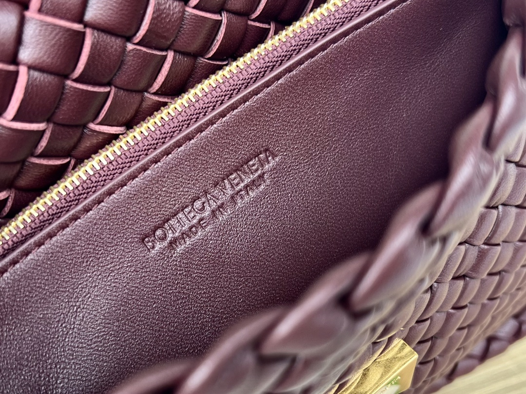 bo*te*ga Ve*ne*ta small cobble shoulder bag