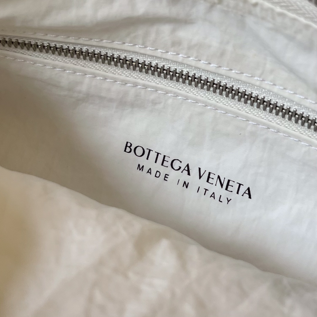 bo*te*ga Ve*ne*ta buddy bag