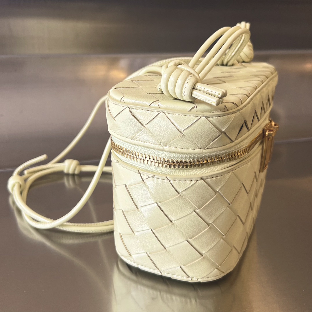 bo*te*ga Ve*ne*ta mini intrecciato vanity case