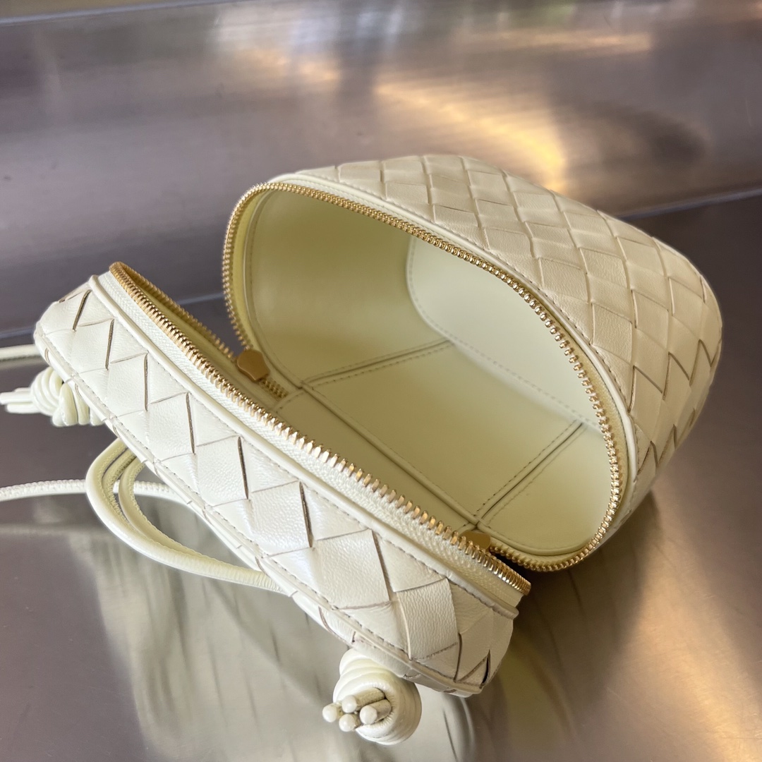 bo*te*ga Ve*ne*ta mini intrecciato vanity case